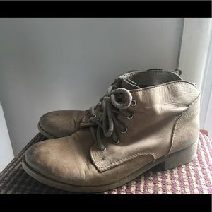 Steve Madden brown lace up boots